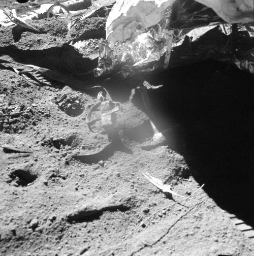 Hammer und Feder auf der Mondoberfläche; zur Verfügung gestellt von der NASA