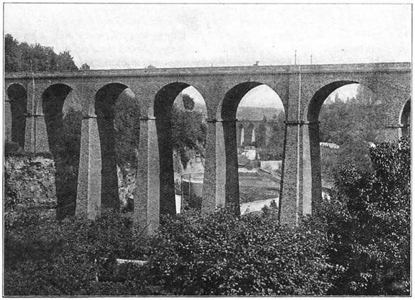 De viadukt over de Petrusse.