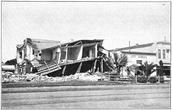 Een huis aan den spoorweg te Palo Alto, door de aardbeving heen en weer geschud.