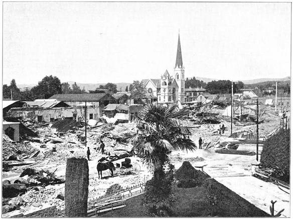 Santa Rosa na de aardbeving van 18 April 1906. De houten kerk in de vierde straat bleef ongedeerd.
