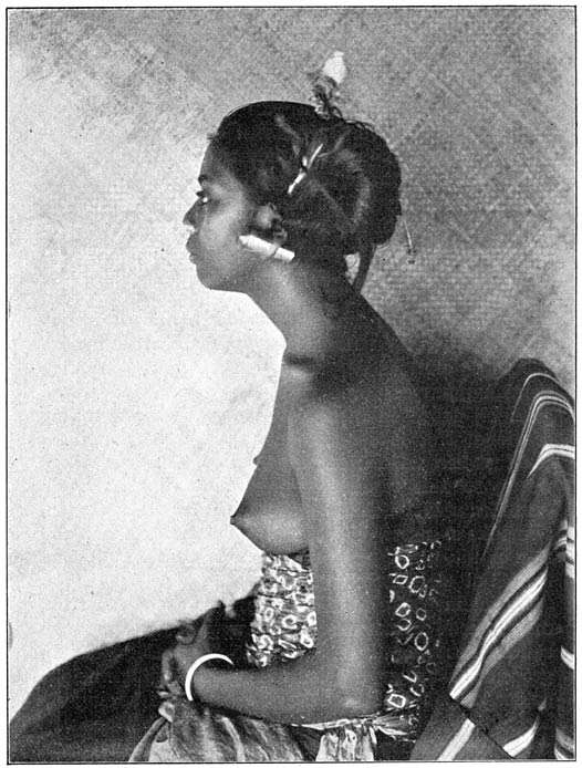 De schoone vrouwen gaan naakt tot aan de leest toe, die zij met een bonte sjerp omwinden. De zware haarwrong versieren zij met een bloem.